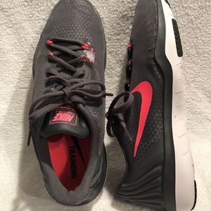 Nike women’s size 9 WIDE training sneakers